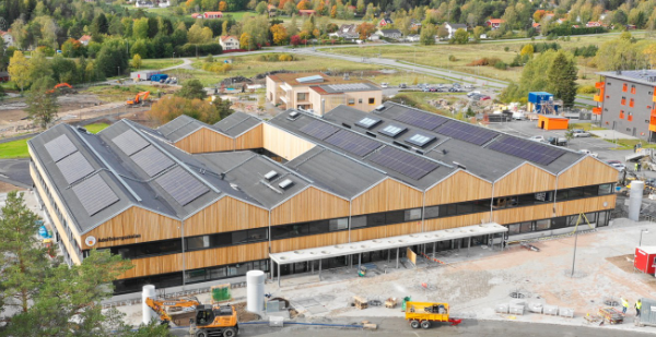 Bild på Adolfsbergsskolan under byggnation taget från luften