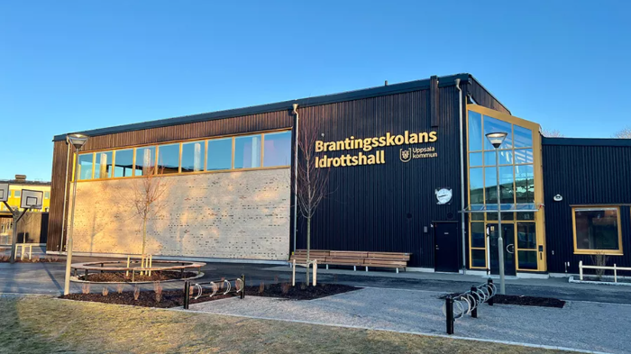 Bild på Brantingsskolans idrottshall tagen från skolgården